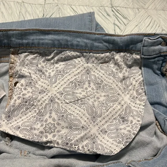 Light Wash Straight Leg Jeans w/ Destruction - Picture 9 of 9